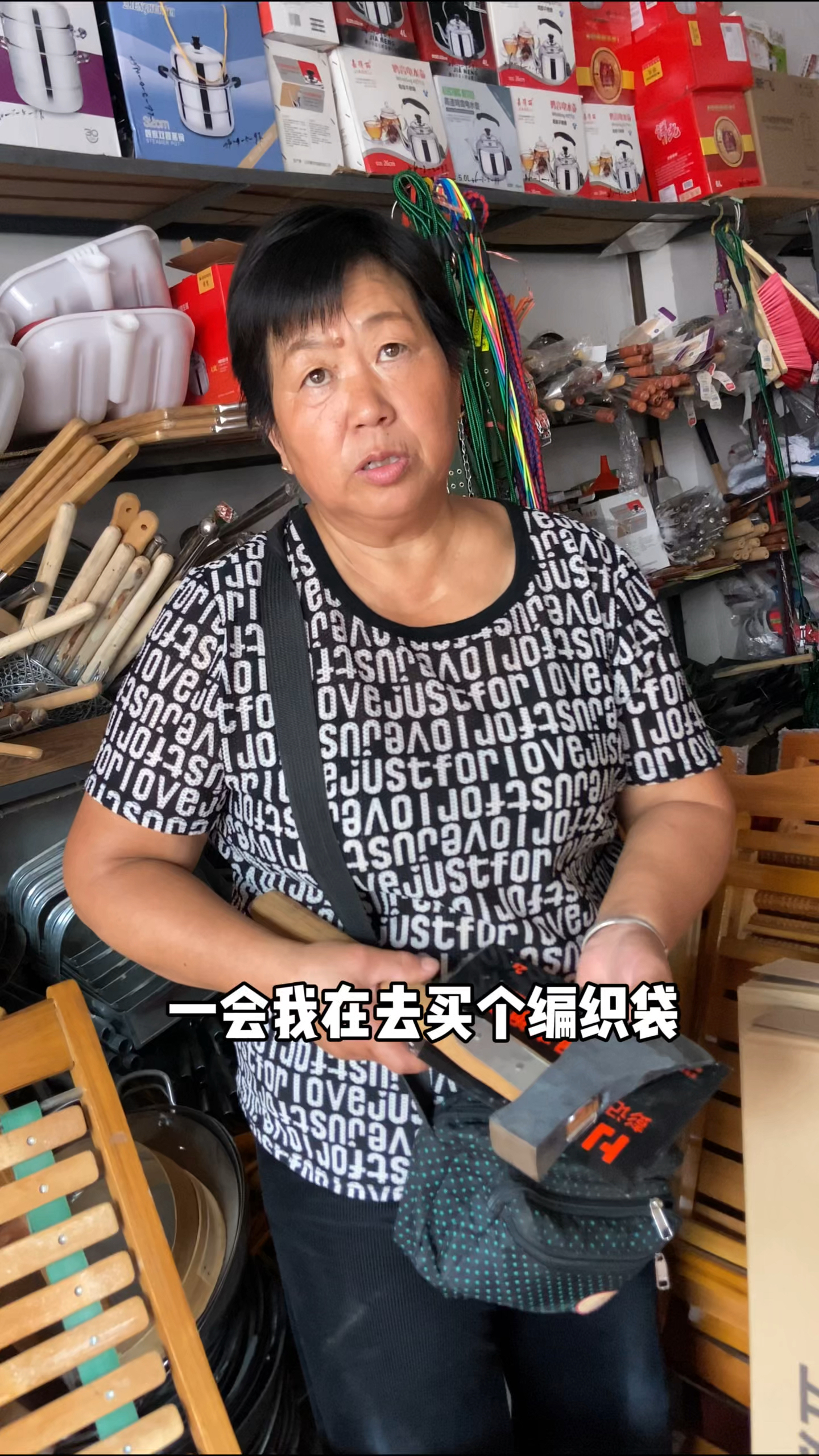 五金店买菜刀,大姨表情太逗了,#实在憋不住就笑出来吧