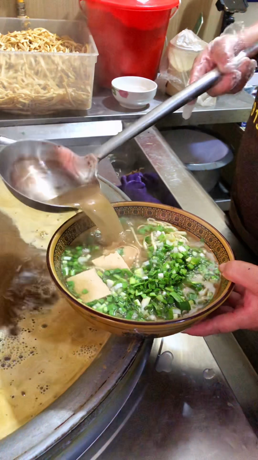 到铜川啦,尝尝当地小吃咸汤面,看看怎么样