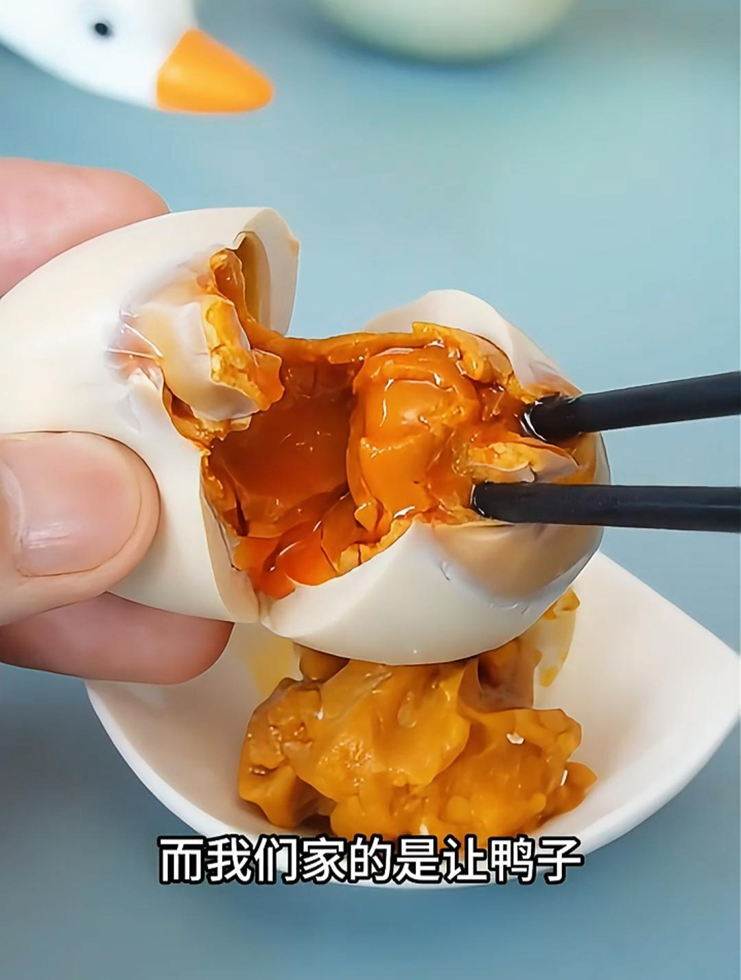 不要再吃咸鸭蛋了!试试这个烤海鸭蛋吧,都是海边散养鸭下的蛋