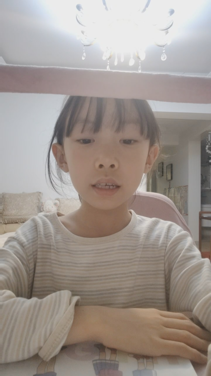 小美女读英语,书读百遍