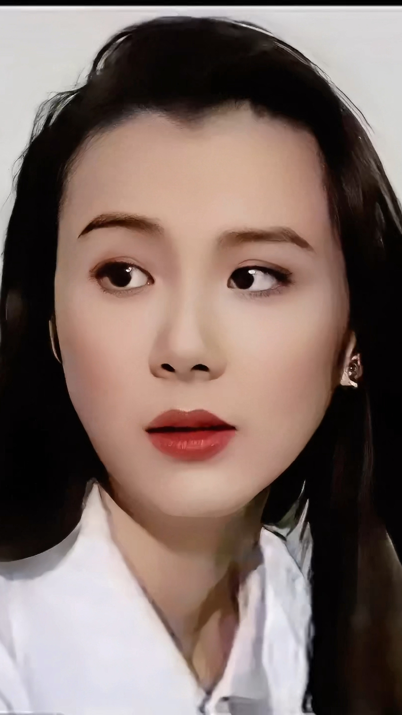 萧蔷早年间被称为台湾第一美女,她是标准的鹅蛋脸,五官比例协调