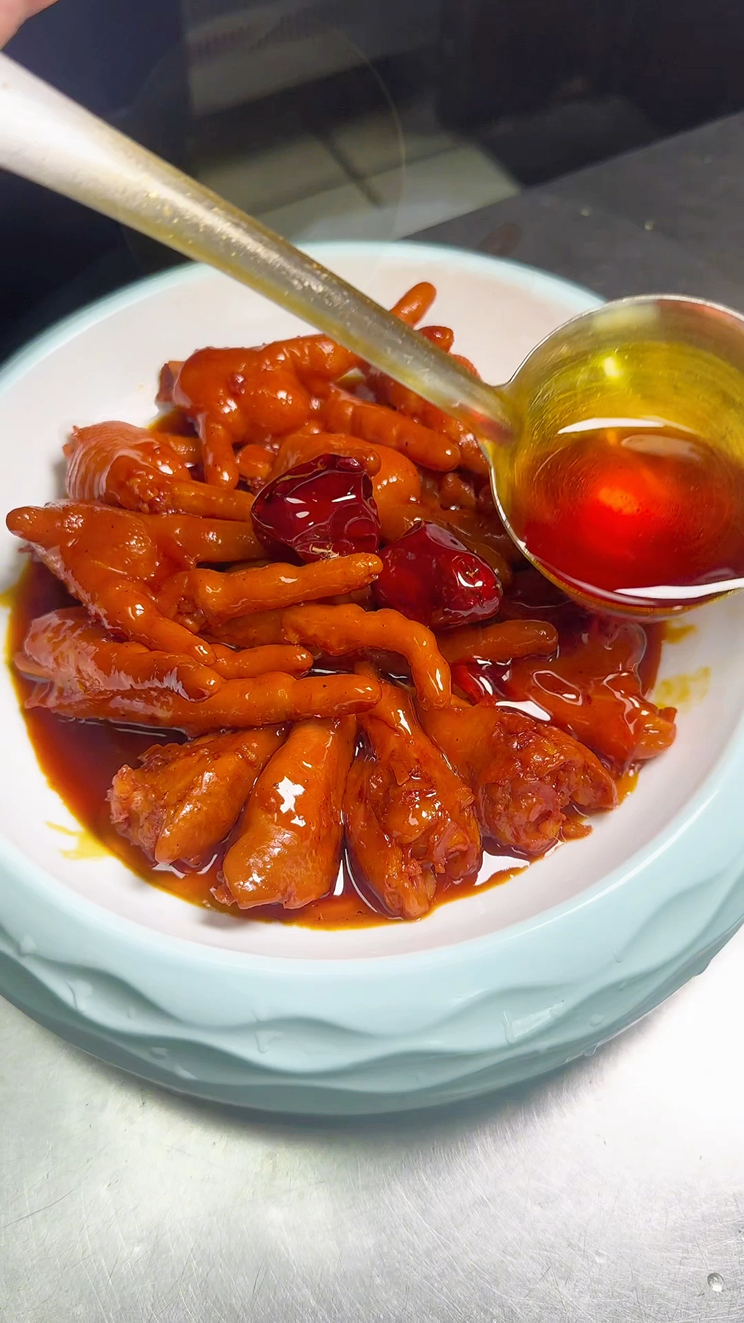 烧烤店的特色菜品红油鸡爪