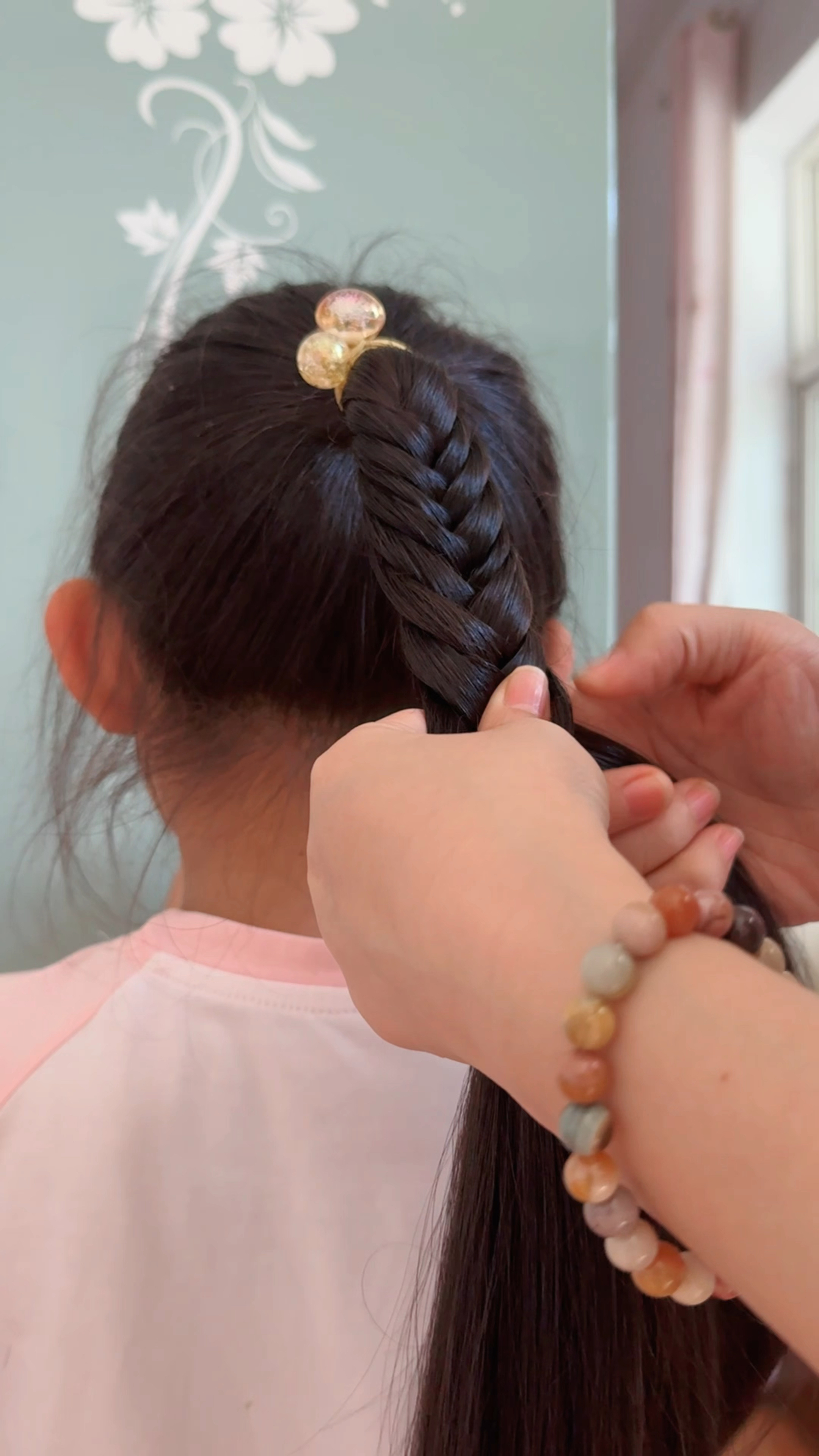 大人小孩都可以扎的鱼骨马尾辫开头慢动作教程