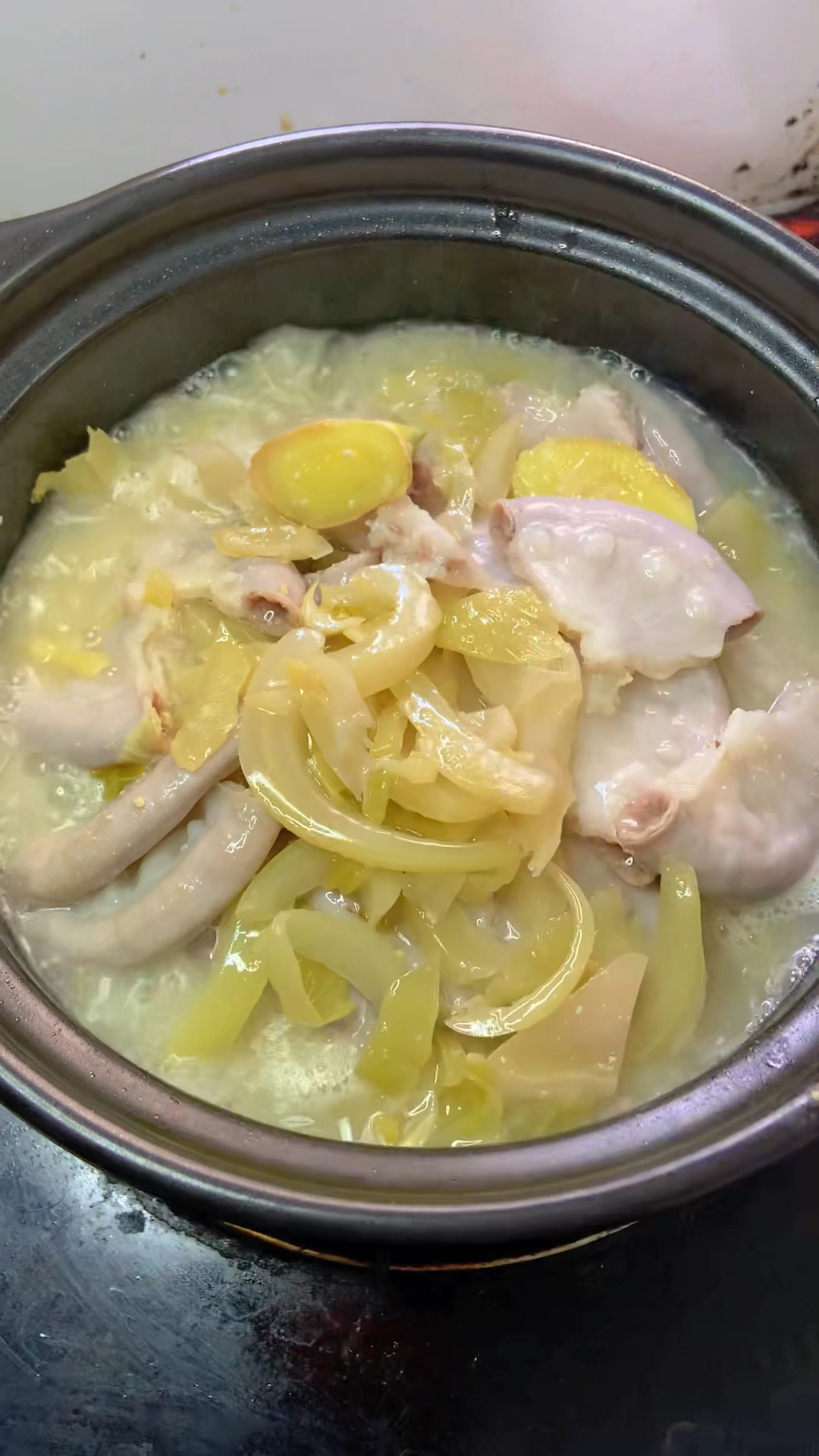 这锅咸菜猪粉肠煲一出现,真的绝绝绝!家里又要多煮米饭了