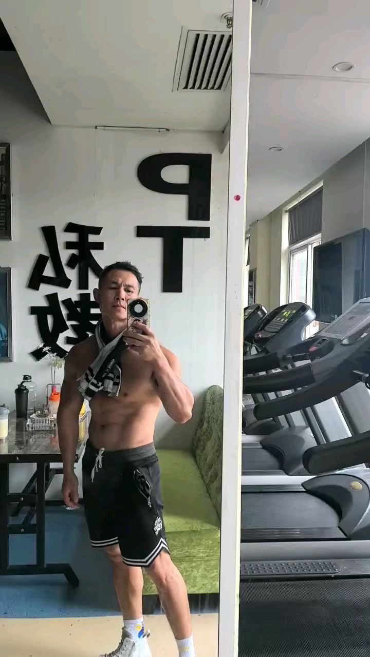 肌肉大叔是真的帅