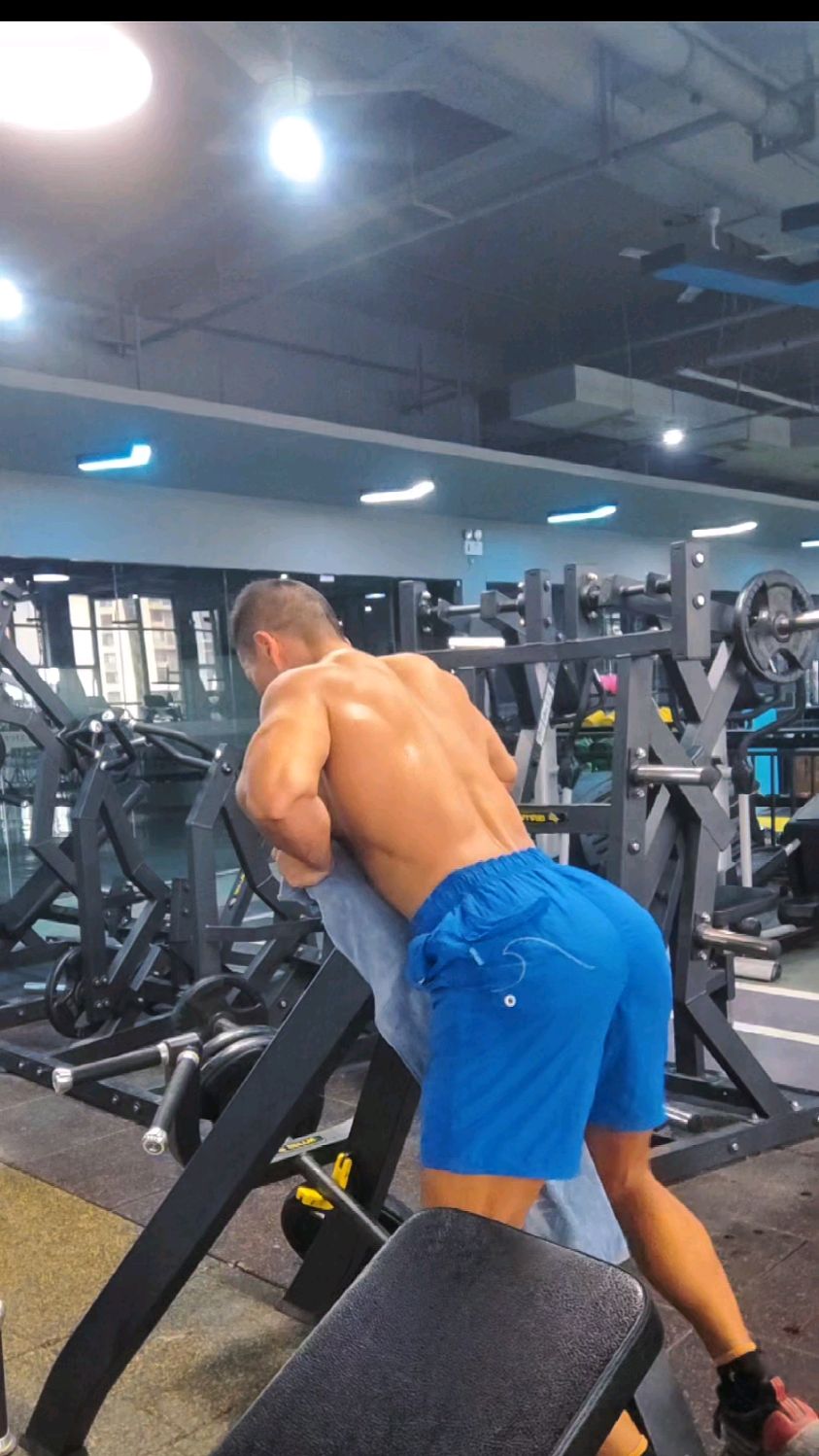 翘臀肌肉男背部训练
