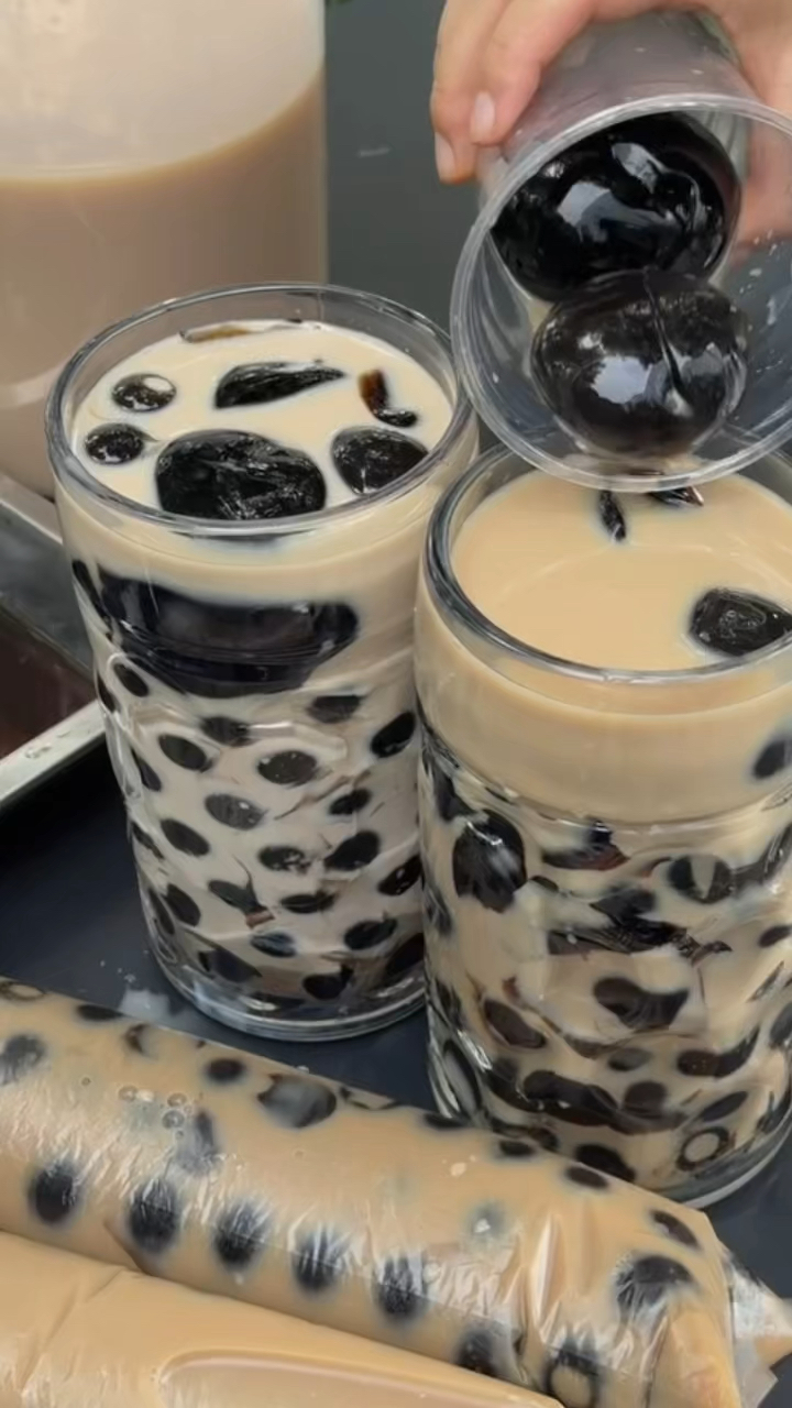 珍珠奶茶的受众到底是谁啊巨大珍珠搭XXXL奶茶杯!嗦起来别太爽了