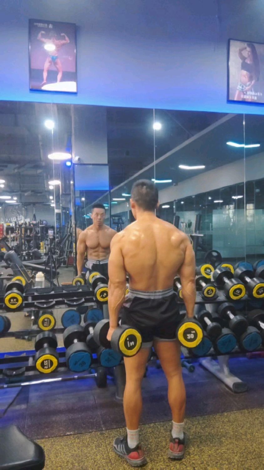 这样的肌肉男背影你打几分