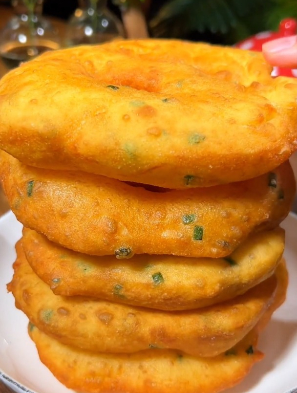 自己在家做的炸葱油饼,比早餐店的还好吃,外脆里软