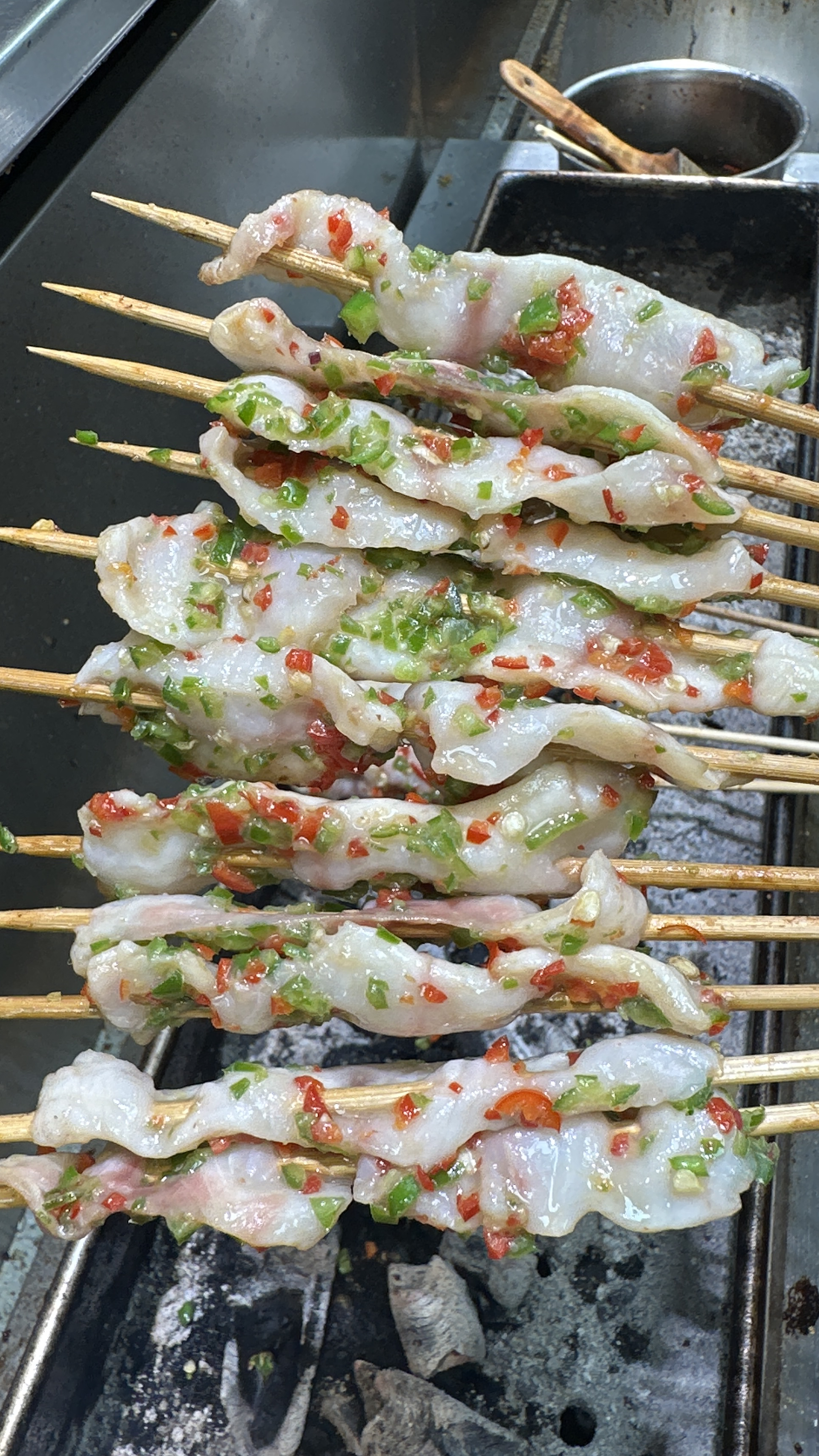 烧烤店的特色串品鲜椒财鱼片