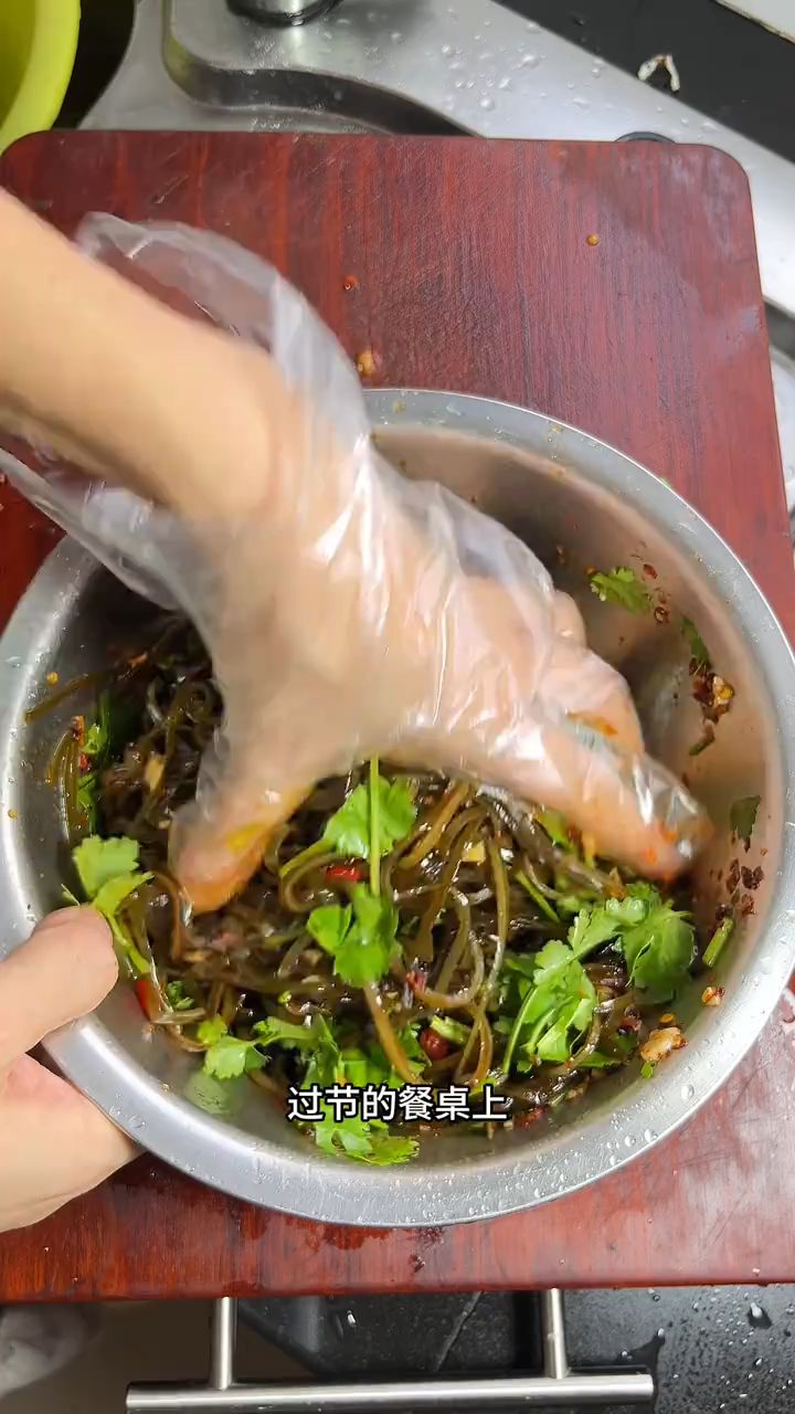 过节的餐桌上来上一盘酸辣海带丝,清爽开胃,酸辣爽口,很下饭!