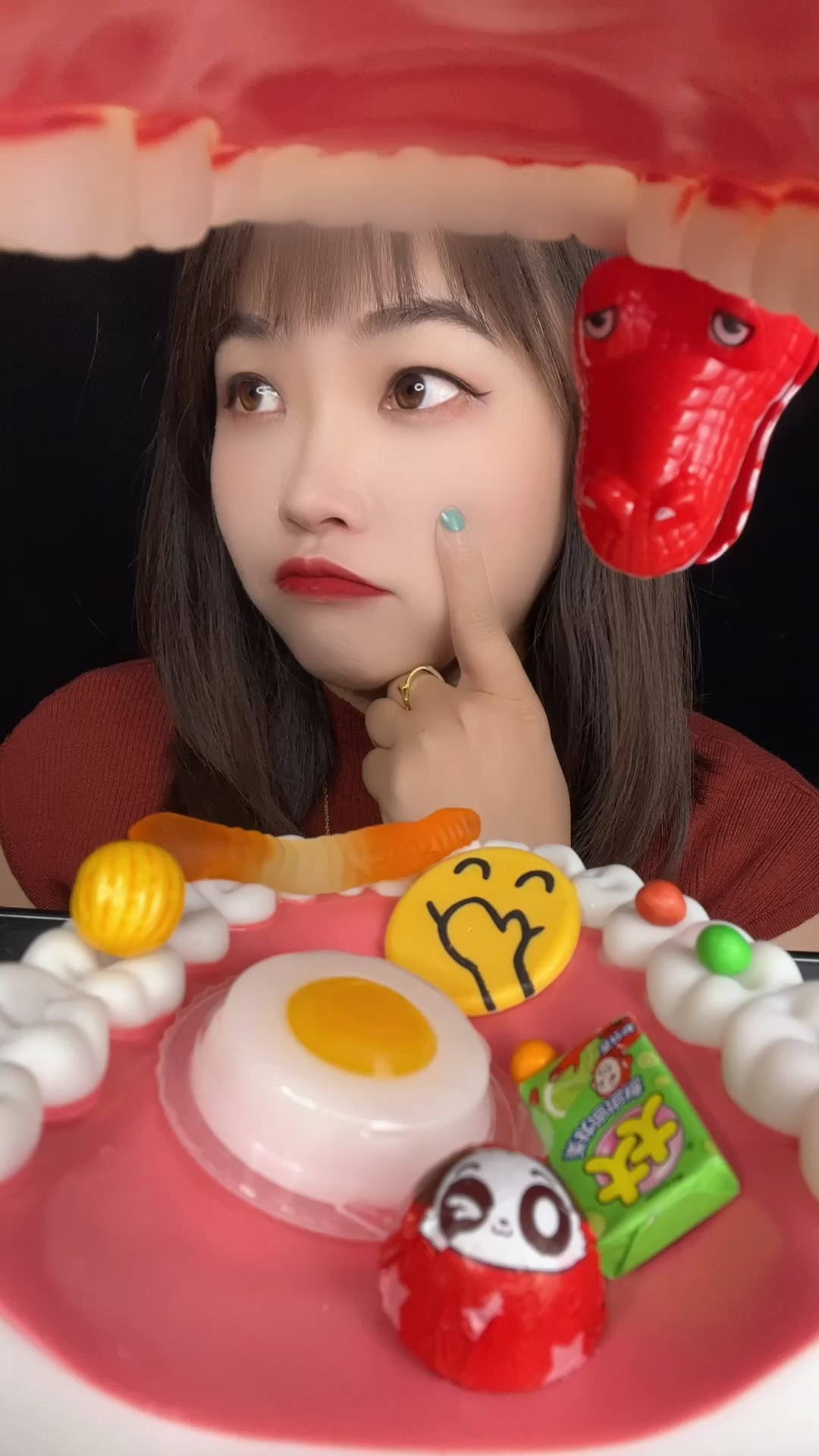 大嘴巴怪,鳄鱼睡着了.吃糖果