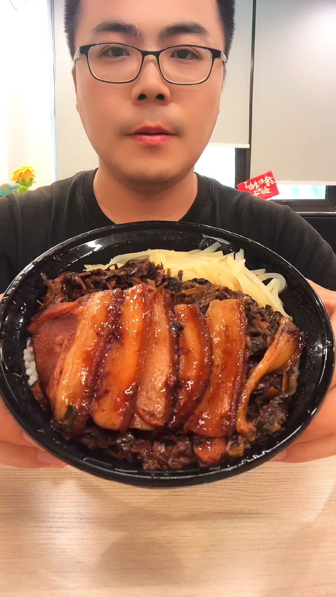 晚上饿了,吃个梅菜扣肉盖浇饭