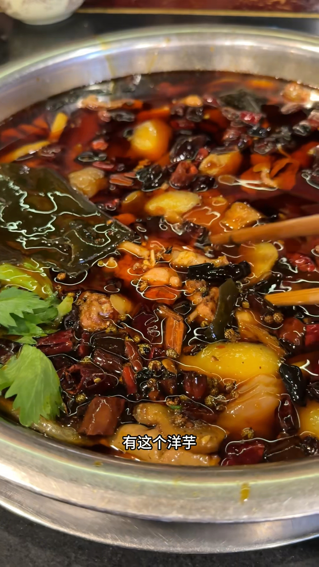 在重庆众多的肥肠鸡当中,老院子肥肠鸡味道有着极高的江湖地位