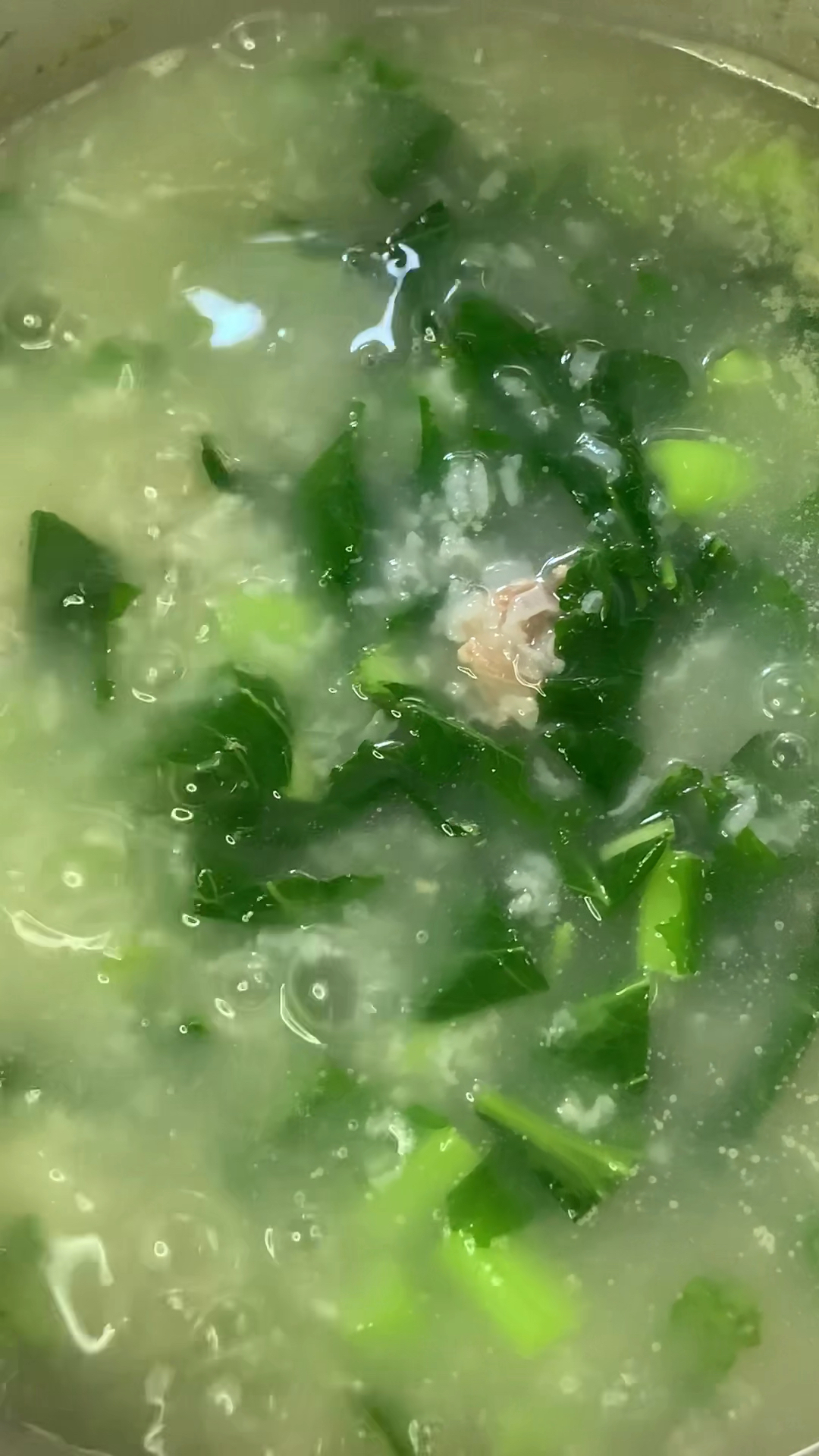 白粥喝多了想换个口味,不妨来煲个春菜排骨粥