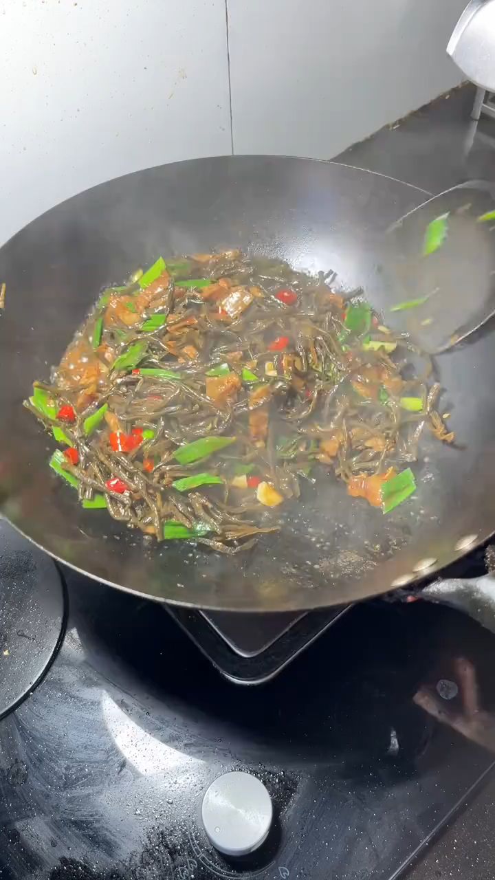 不知道吃啥就炒上一盘干豆角炒肉,香香嫩嫩,软软糯糯的特别下饭