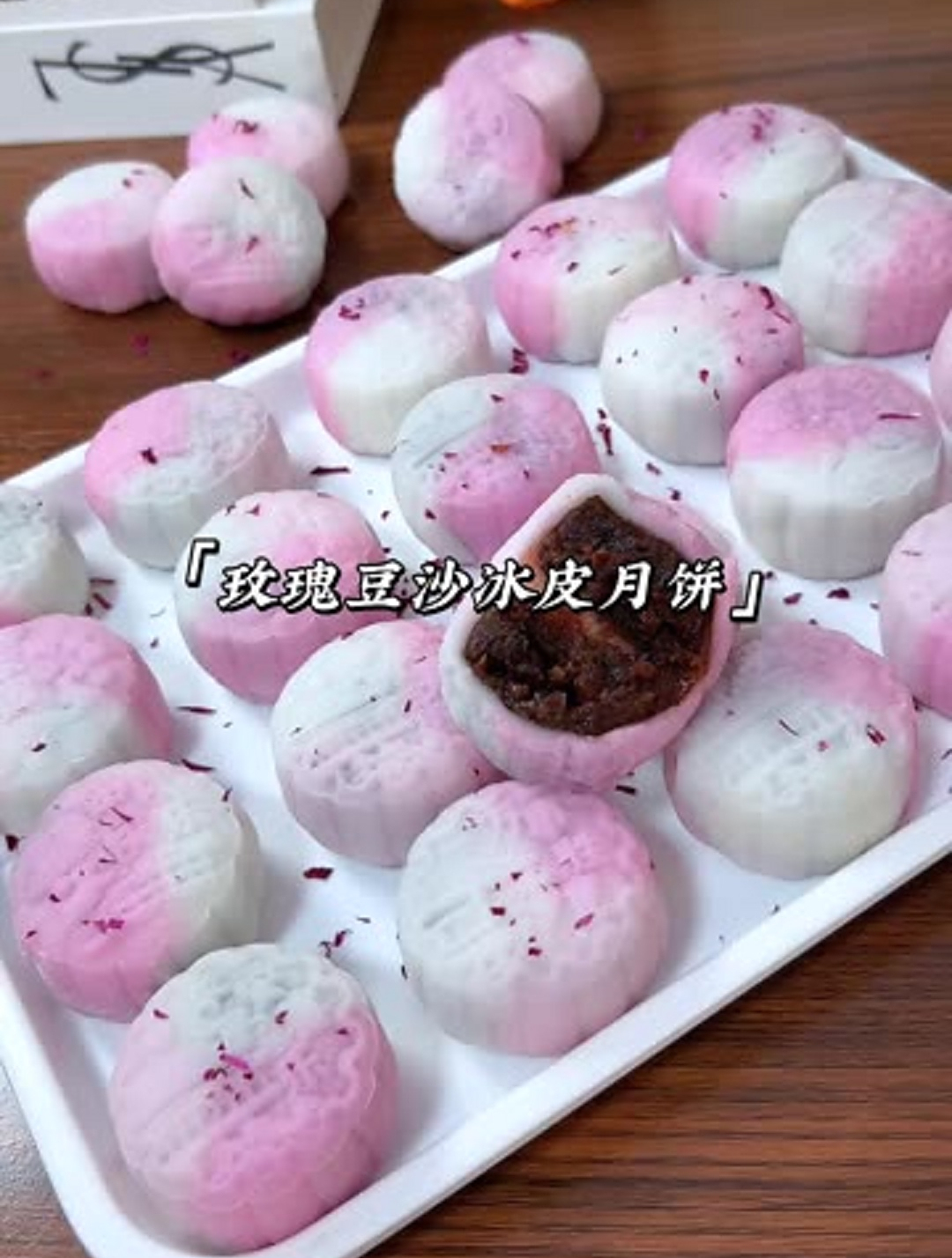 软糯香甜的玫瑰豆沙冰皮月饼