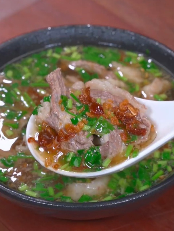 把牛肉放锅里烫,出锅就是牛肉汤最好喝的做法