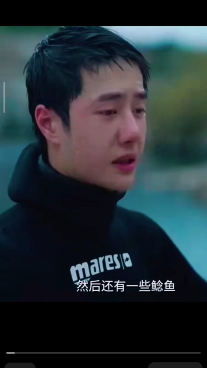 一博在海底追鲶鱼,哈哈。