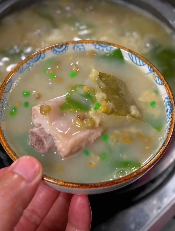 您可以给家人多煲这个冬瓜绿豆裙带菜排骨汤,孩子非常喜欢