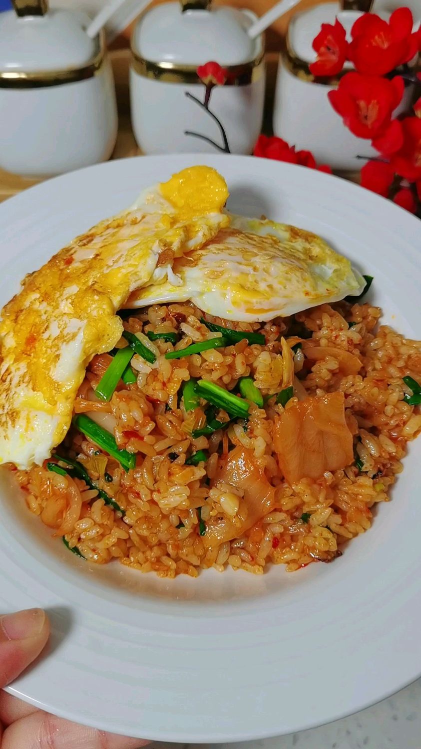 店里辣白菜炒饭一份二十多 在家做用不了五块钱 放点韭菜味道更好