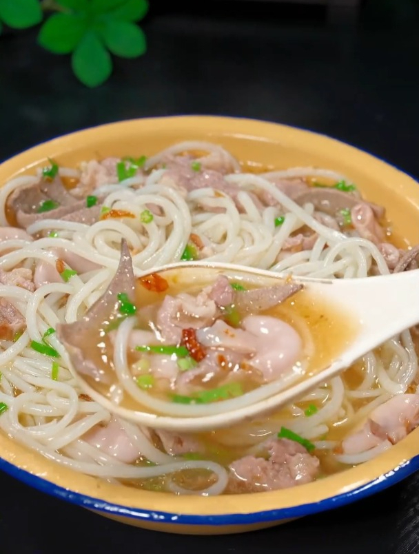 简简单单的一碗猪杂汤米粉满足了一家人的味蕾