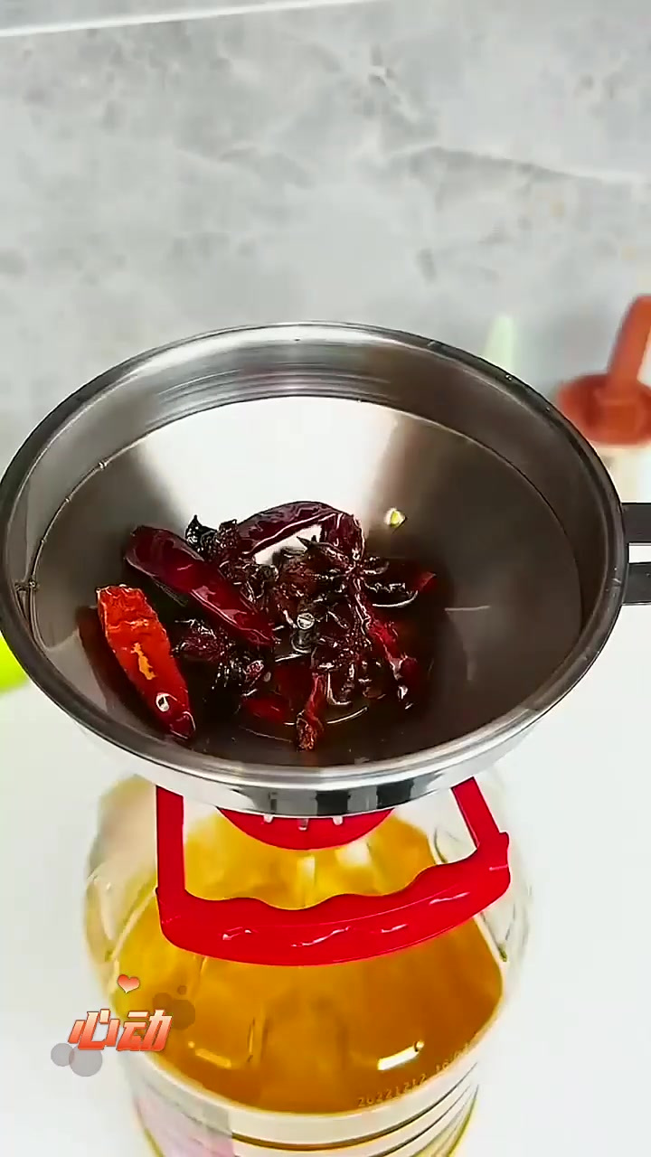 这个设计真的太聪明了,为厨房解决所有油渣烦恼!