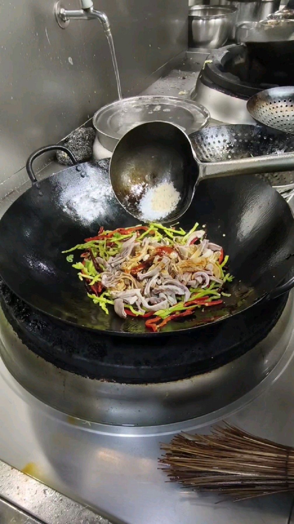 超级好吃的尖椒炒肚丝