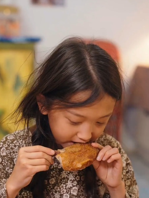小女孩只是吃了一口鸡腿,就被父亲一脚踢倒在地上