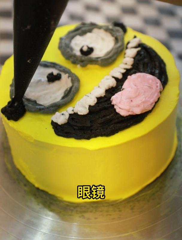 奶油裱小黄人蛋糕
