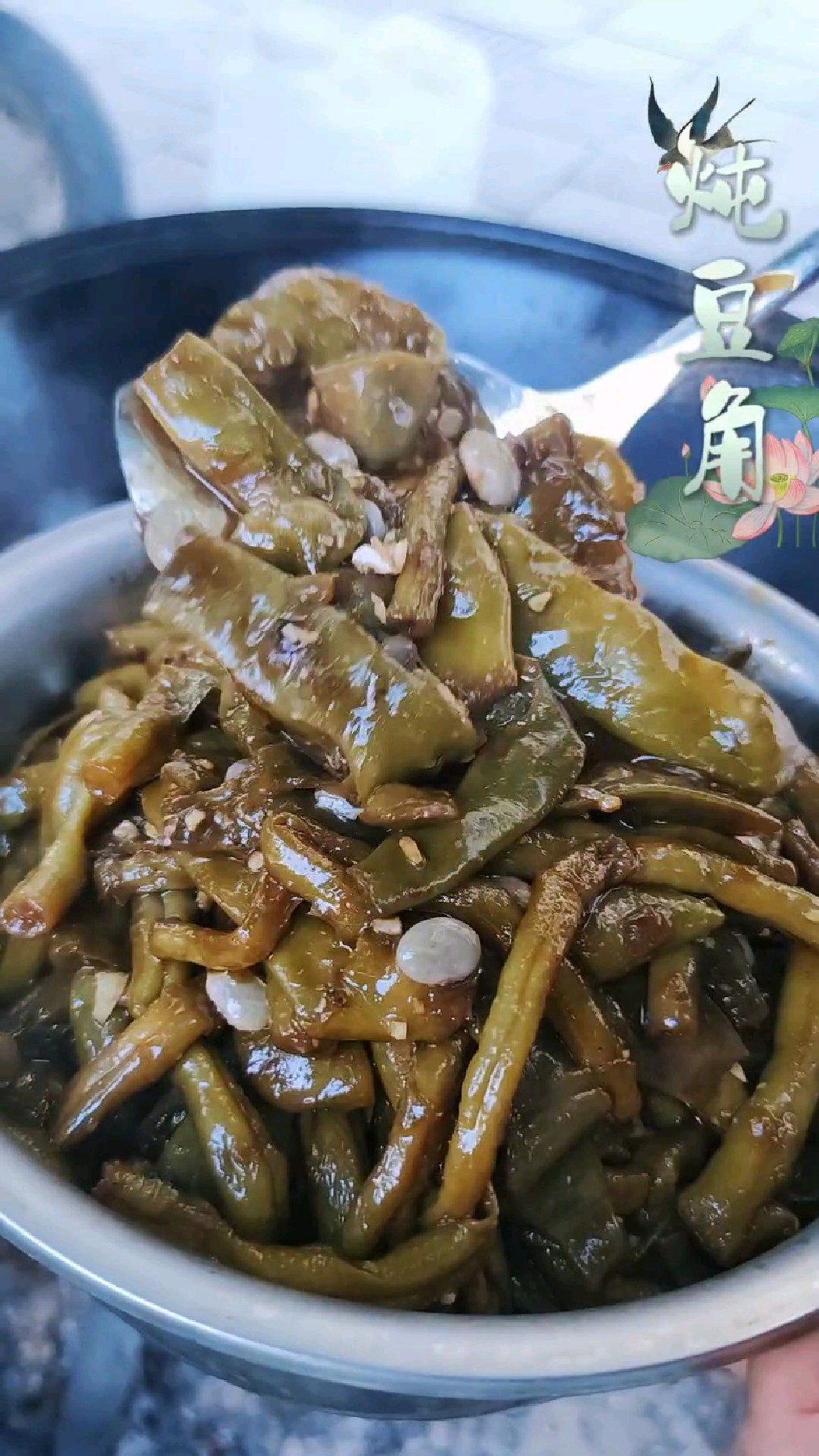 东北大锅炖菜就是香,满满一大锅的豆角有食欲不