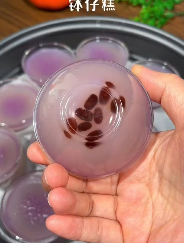 它是夏季摆地摊很好卖的钵仔糕,淡淡的紫色很受欢迎QQ弹弹真好吃