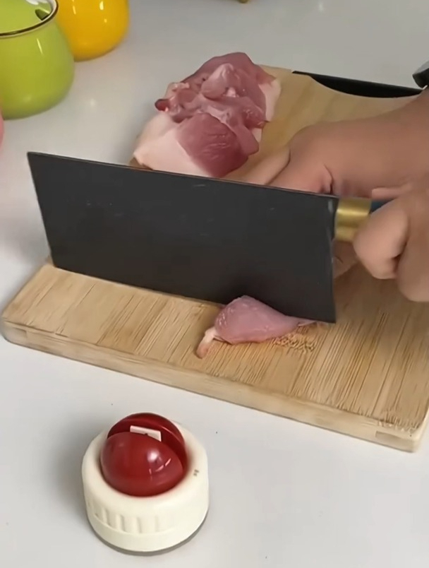 鬼才研发“新型圆形磨刀器”超级方便,小巧玲珑不占地方,忒牛