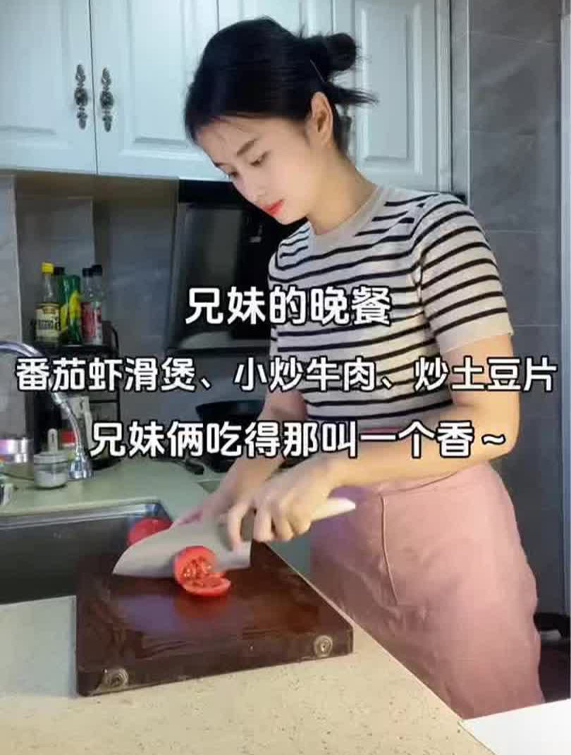 家有小学生晚餐:番茄虾滑粉丝煲、小炒牛肉、土豆片~