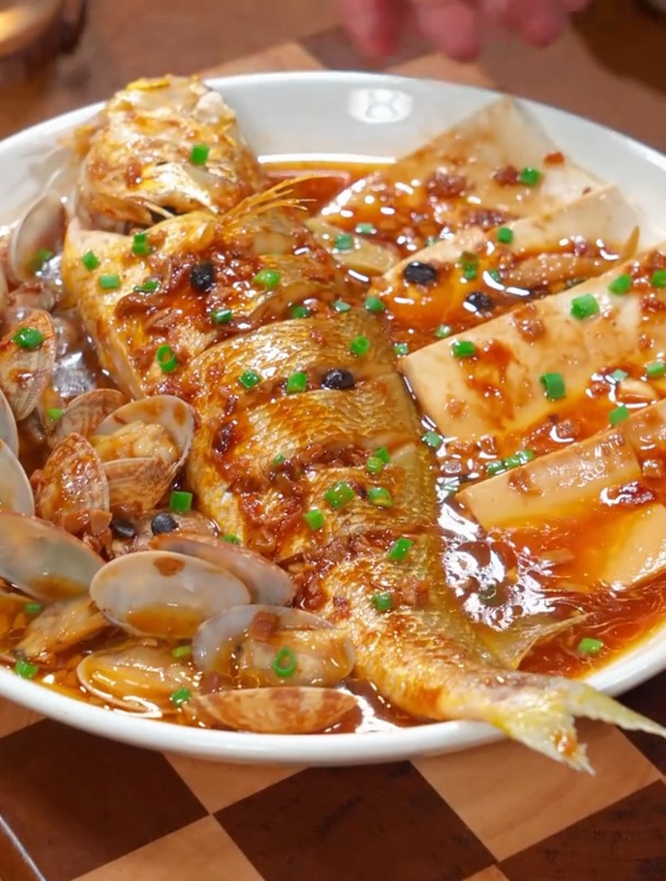 各类海鲜上锅简单蒸一蒸,出锅就是温州特色菜,酱香浓郁