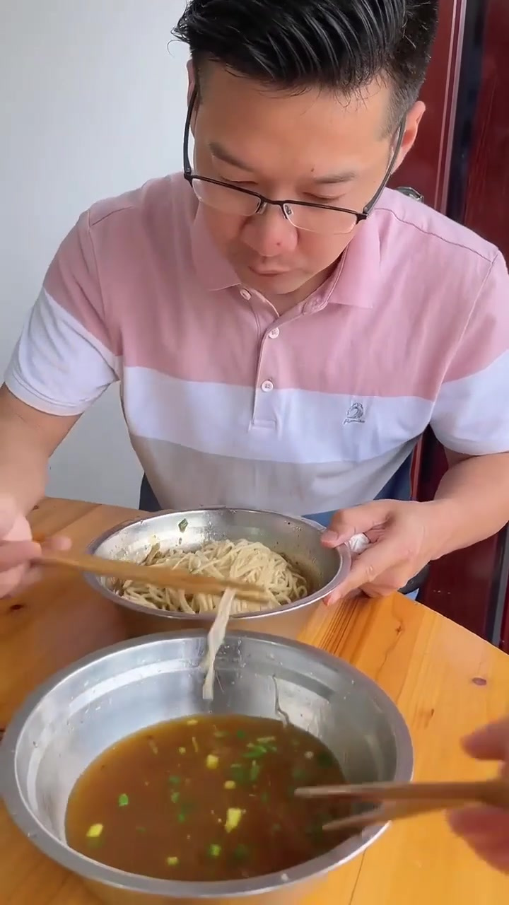说好的吃不完,喊我夹一筷,我错了吗?搞笑视频