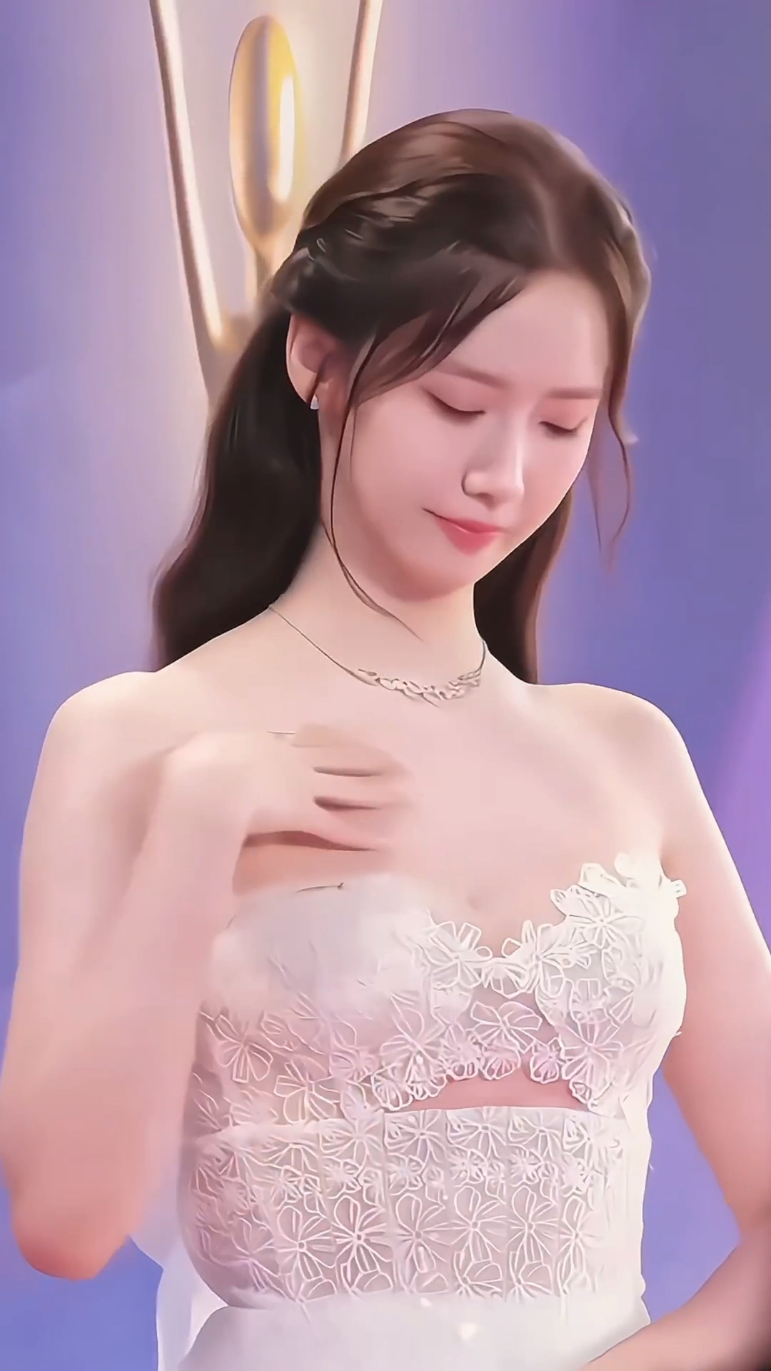 林允儿真不愧是女团颜值天花板,白色蕾丝抹胸裙太迷人