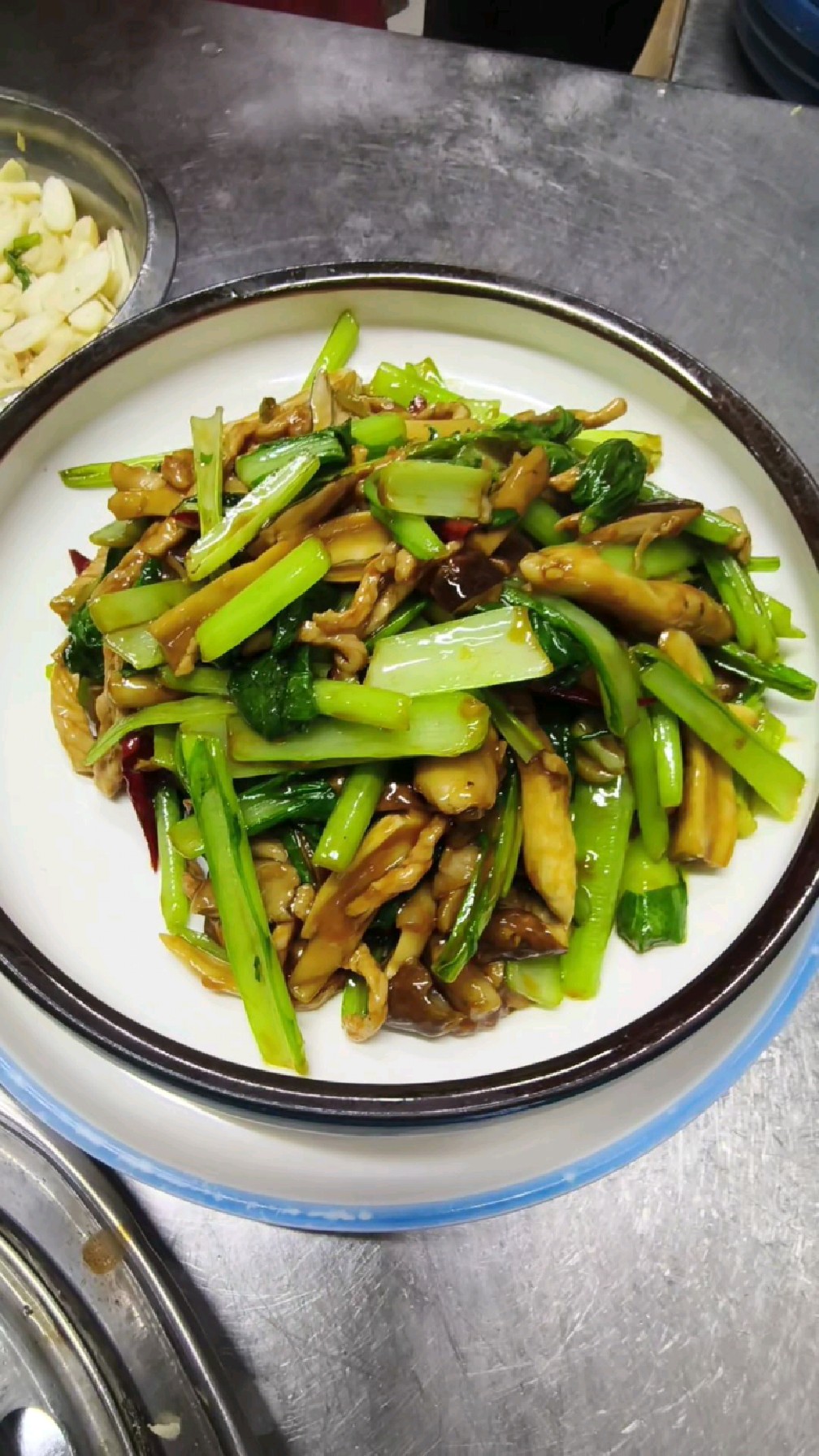 家常菜榛子蘑炒小白菜