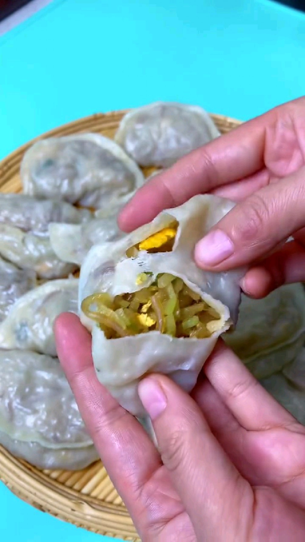 吃萝卜的季节不知道怎么做,那就做一锅蒸饺吧。