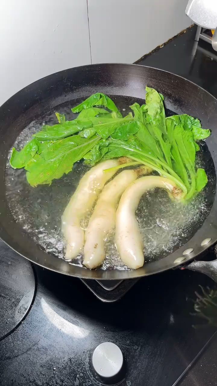 分享一道我们江西最爱吃的油渣炒萝卜苗!真的巨下饭!