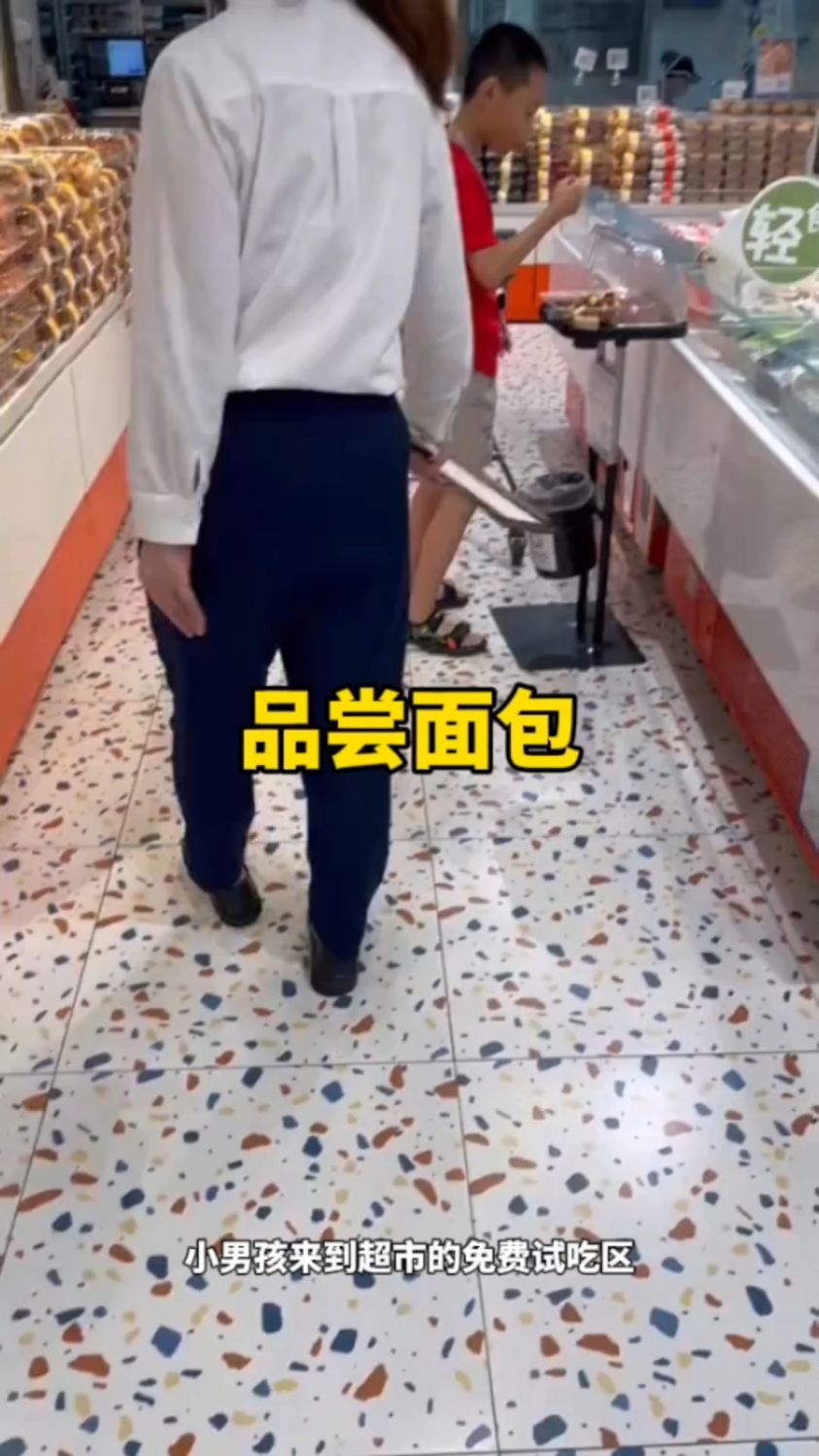 小男孩在超市品尝面包