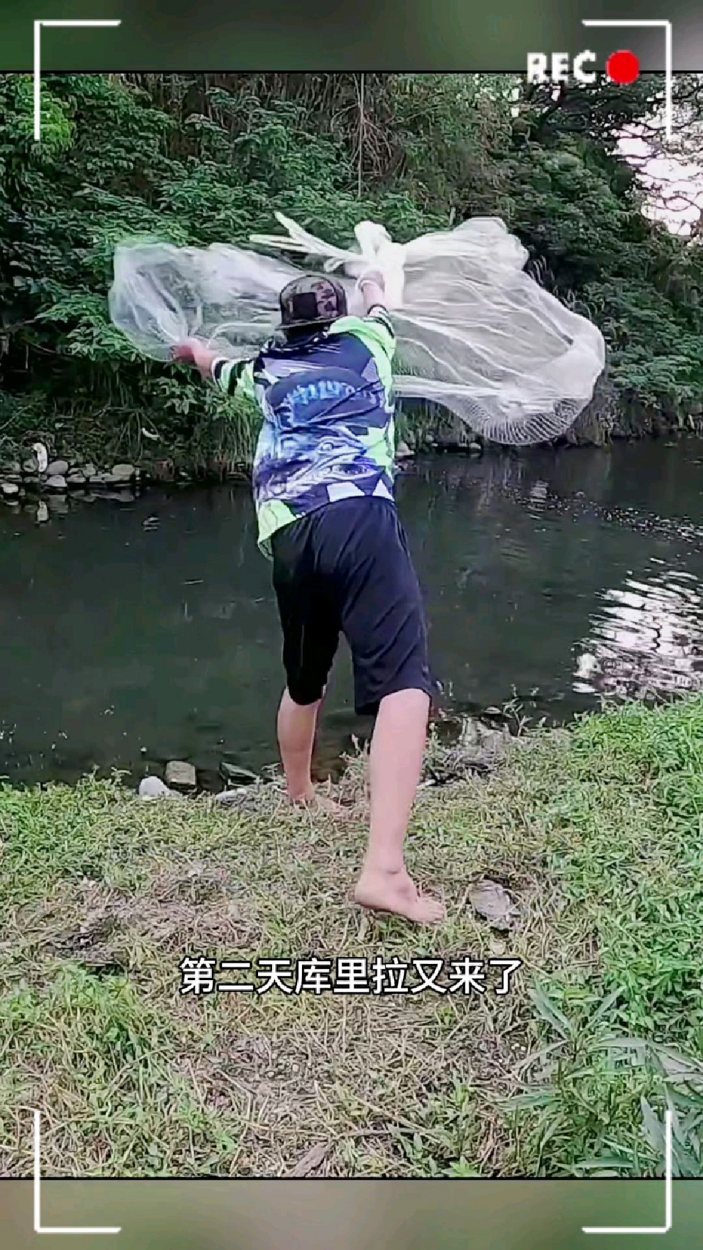 小河里的资源太好了,随便撒一网就能捕获几十斤鱼儿