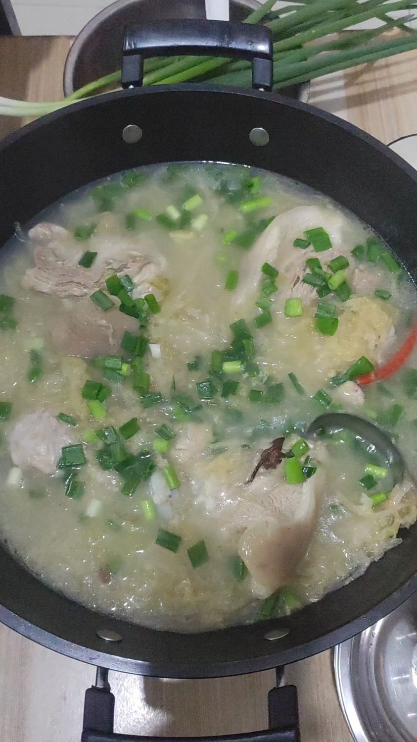 开个小店,天天吃临期的食品,今天吃酸菜炖大骨头