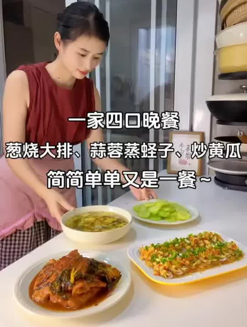 家有小学生晚餐:葱烧大排、蒜蓉蒸蛏子、清炒黄瓜、紫菜蛋汤～
