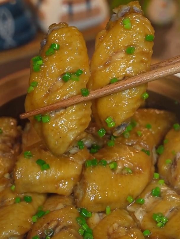 孩子非常喜欢吃盐焗鸡翅,做一道带有椰香味的鸡翅,味道绝了
