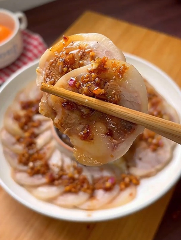 这道沙姜猪手,真不愧是粤菜饭店桌桌必点的招牌凉菜
