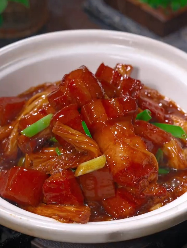 红烧肉的家常做法,色泽红亮软嫩又入味