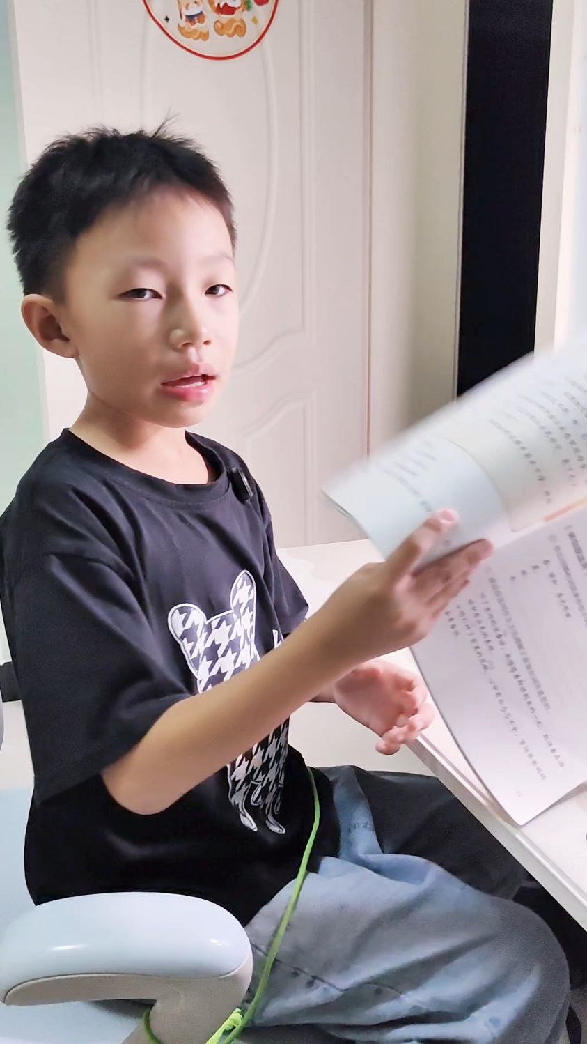 孩子上了三年级就要写300字作文,写不出不会写,准备《同步作文》