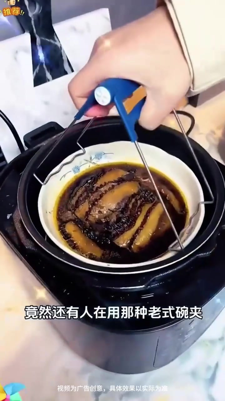 精心设计的防烫夹,防滑和防烫,方便夹取各种热菜,真放心!