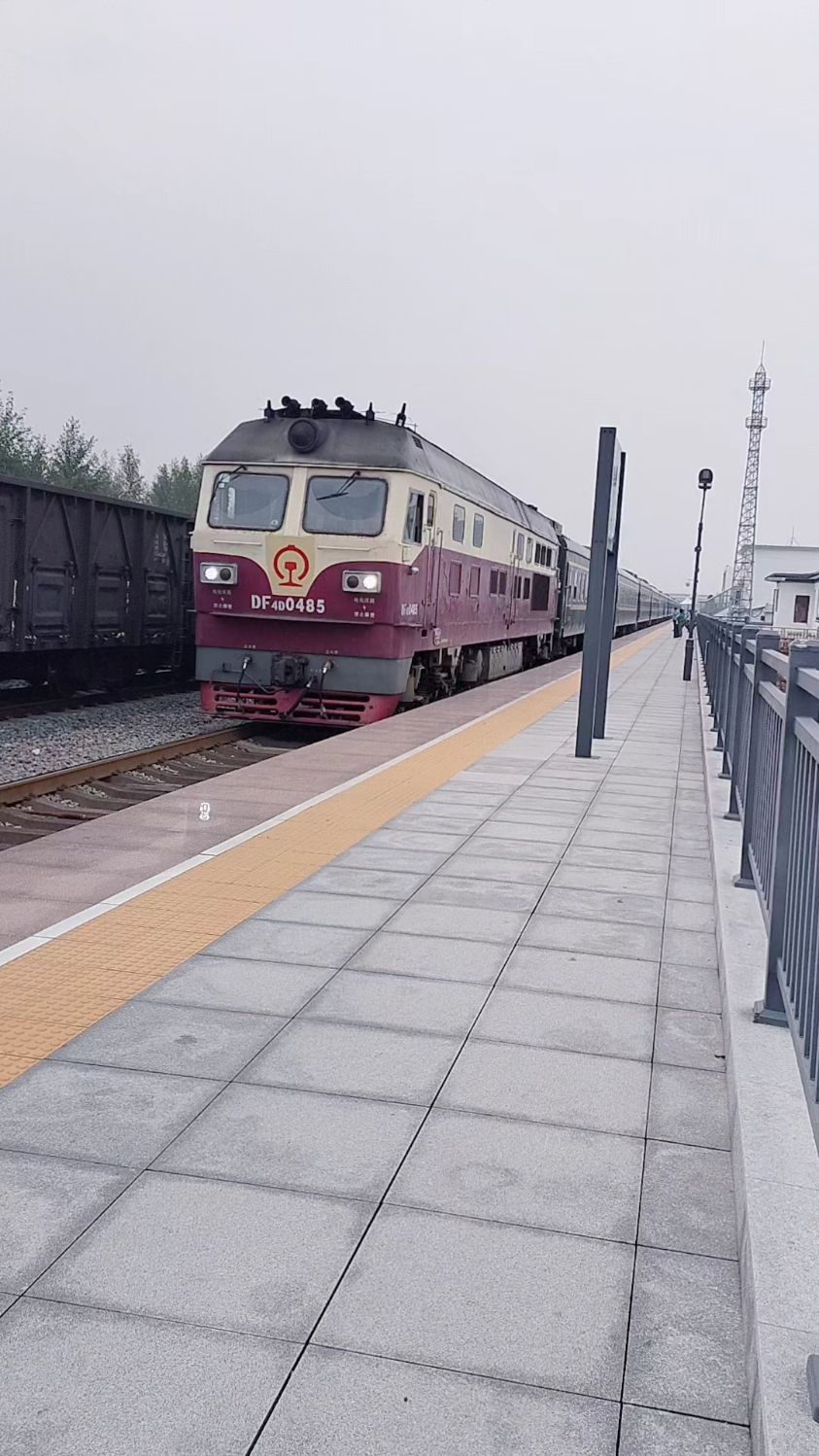 难得一见绿皮火车,DF4D车头牵引客车